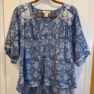 RACHEL ZOE BLUE AND WHITE PAISLEY TOP 100% COTTON HI LO HEM PUFF SLEEVE V NECK